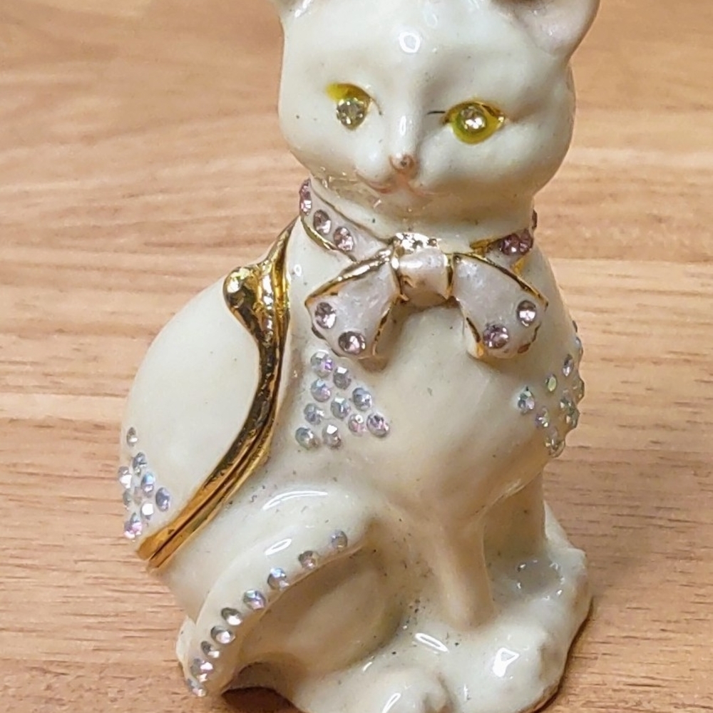 Elegant Cream Cat Figurine with Gold Accents